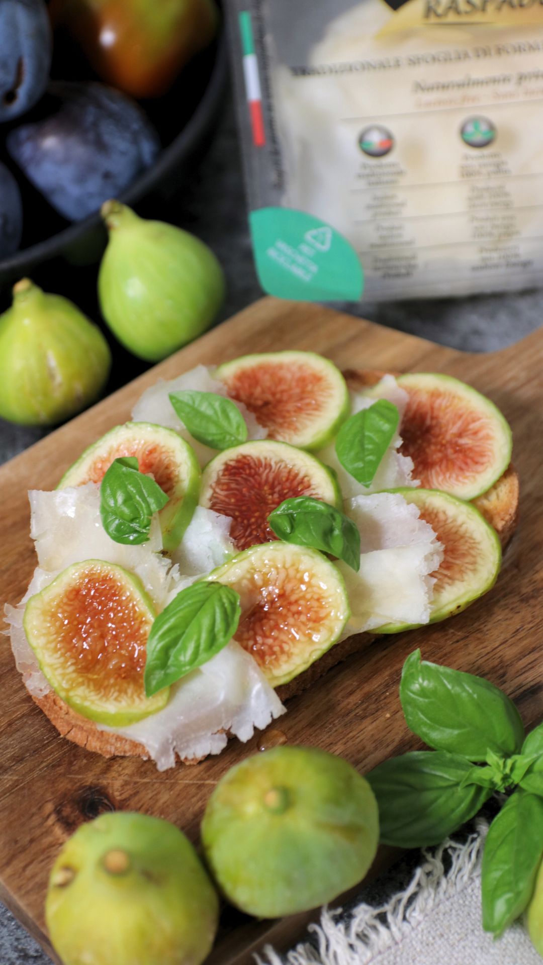 Bruschette con fichi, Raspadura Bella Lodi e miele