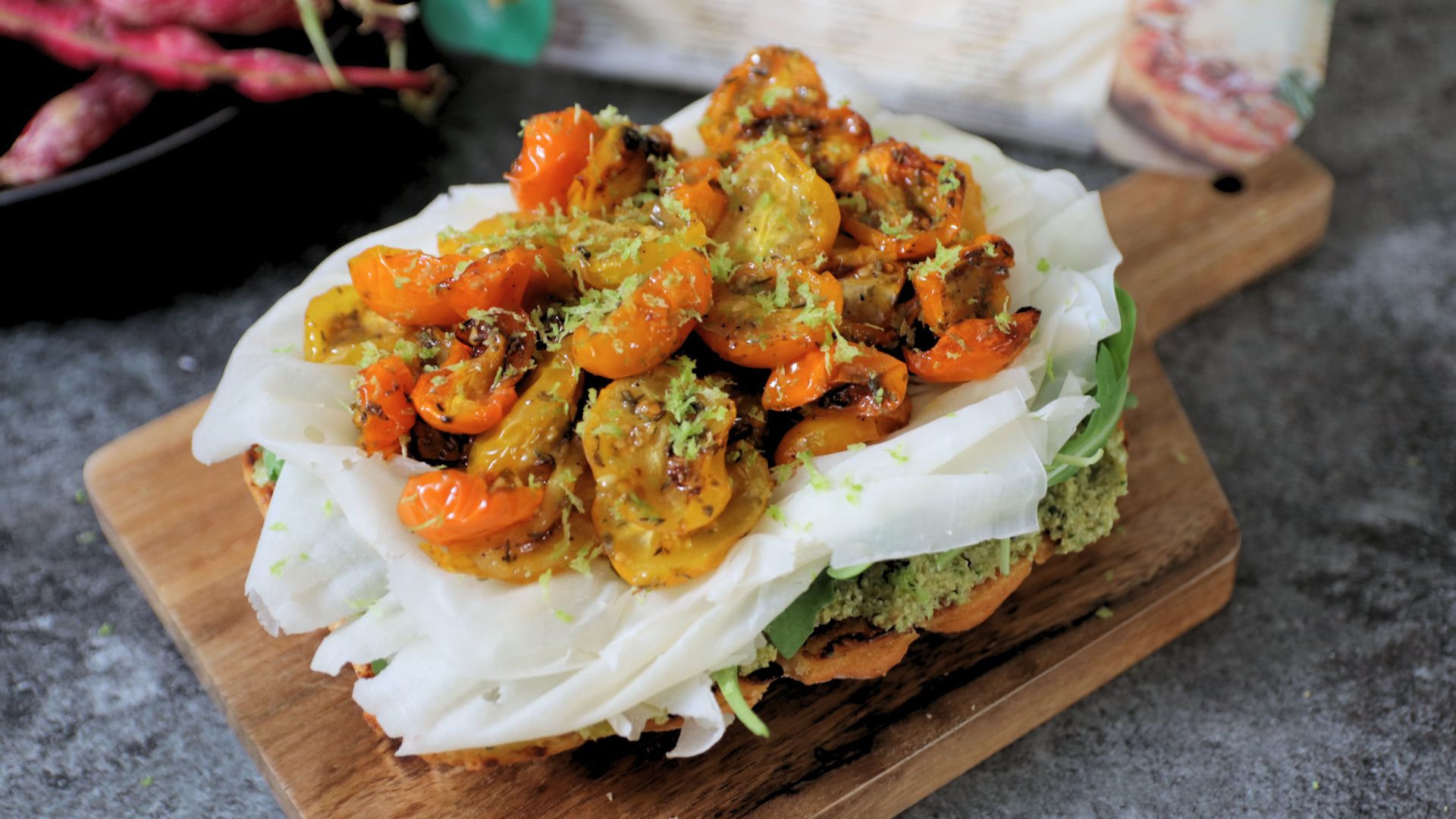 Bruschetta con pesto di olive, Raspadura Bella Lodi e pomodorini confit