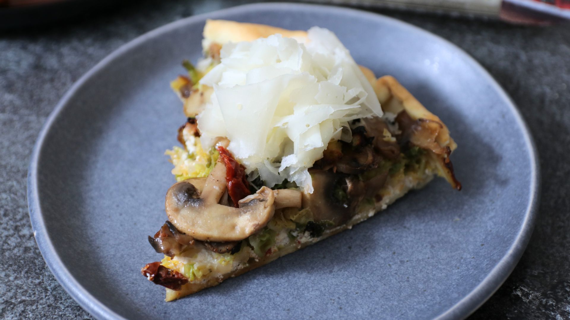 Torta salata con ricotta, verza, funghi e Raspadura Bella Lodi