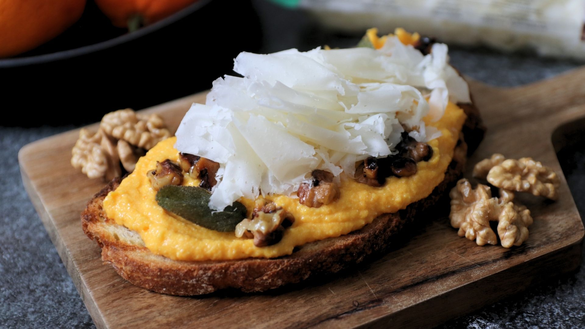 Crostone con crema di zucca e feta, noci al miele e Raspadura Bella Lodi