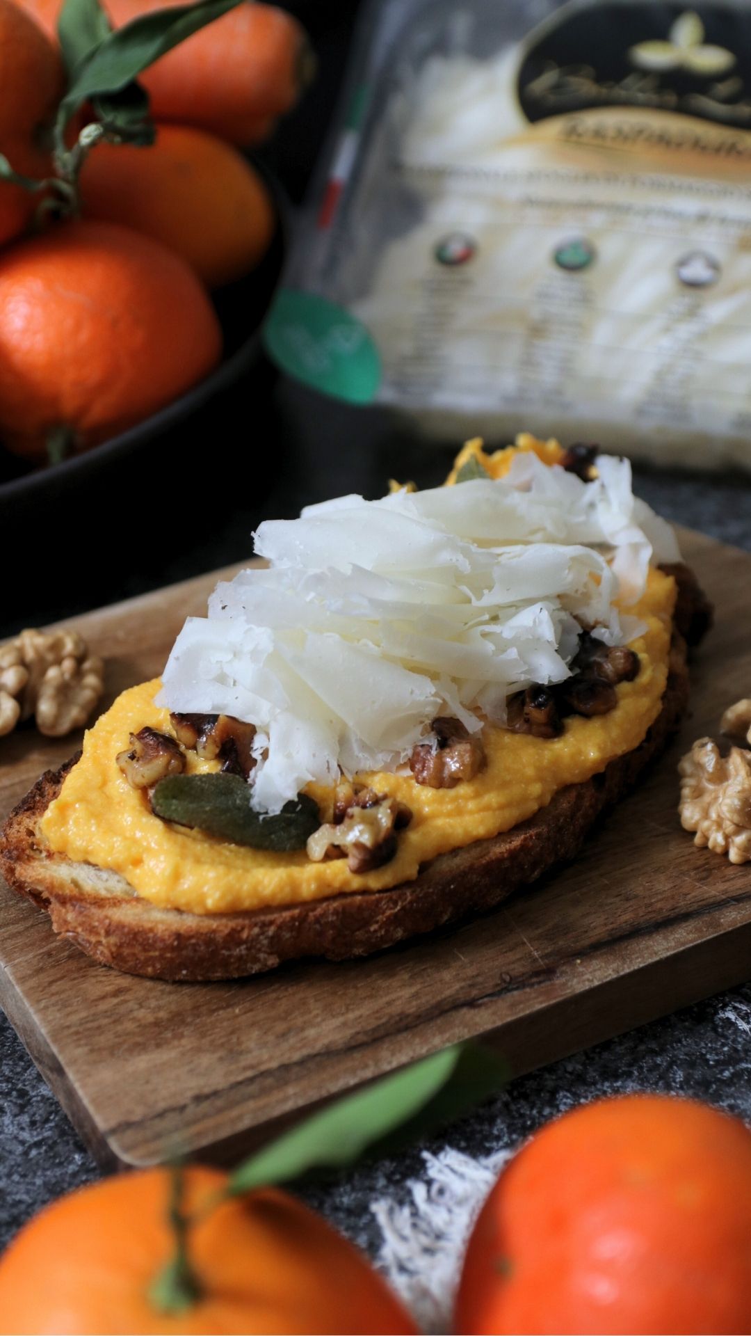 Crostone con crema di zucca e feta, noci al miele e Raspadura Bella Lodi
