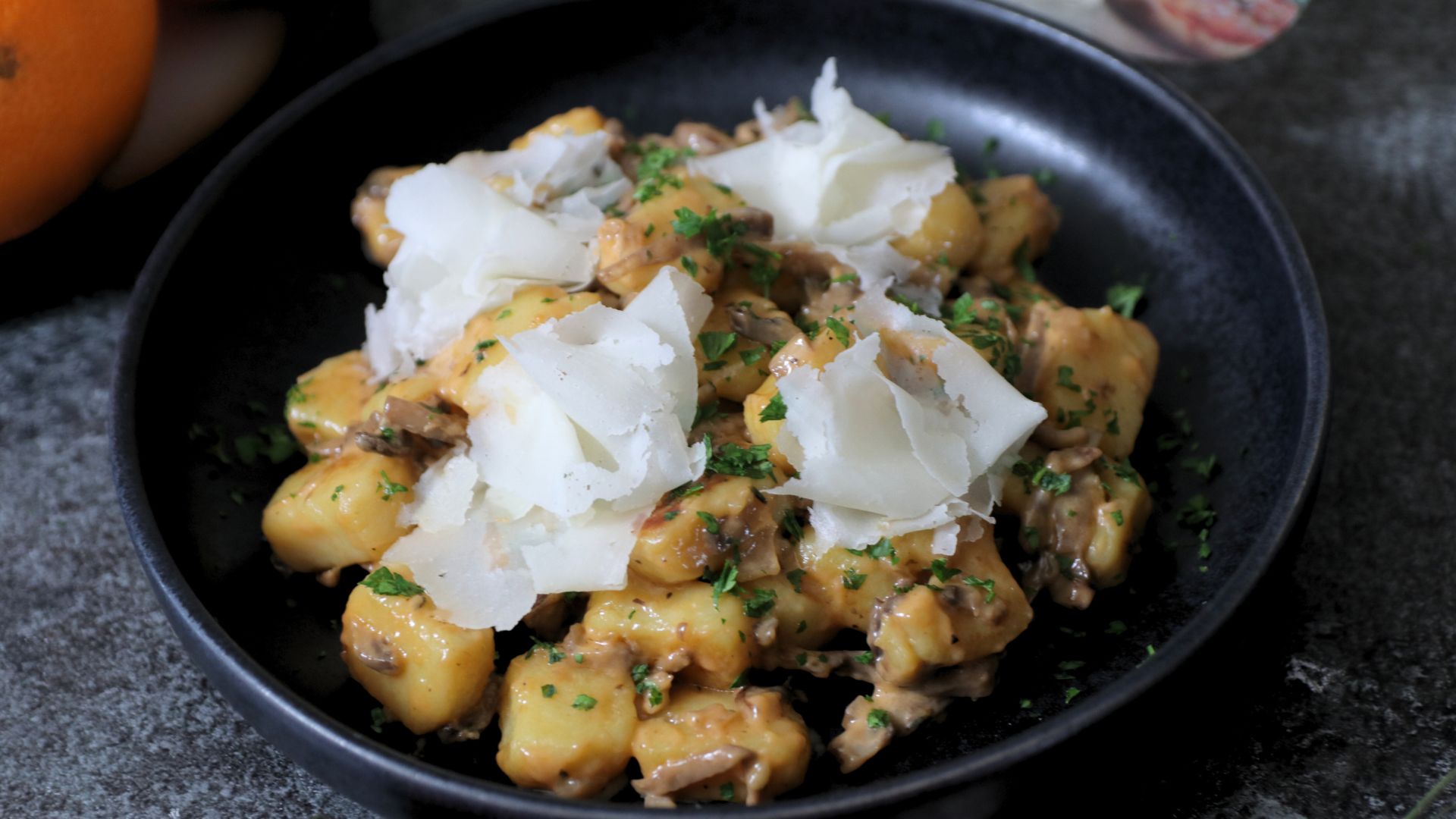 Gnocchi dorati ai funghi, timo e Raspadura Bella Lodi