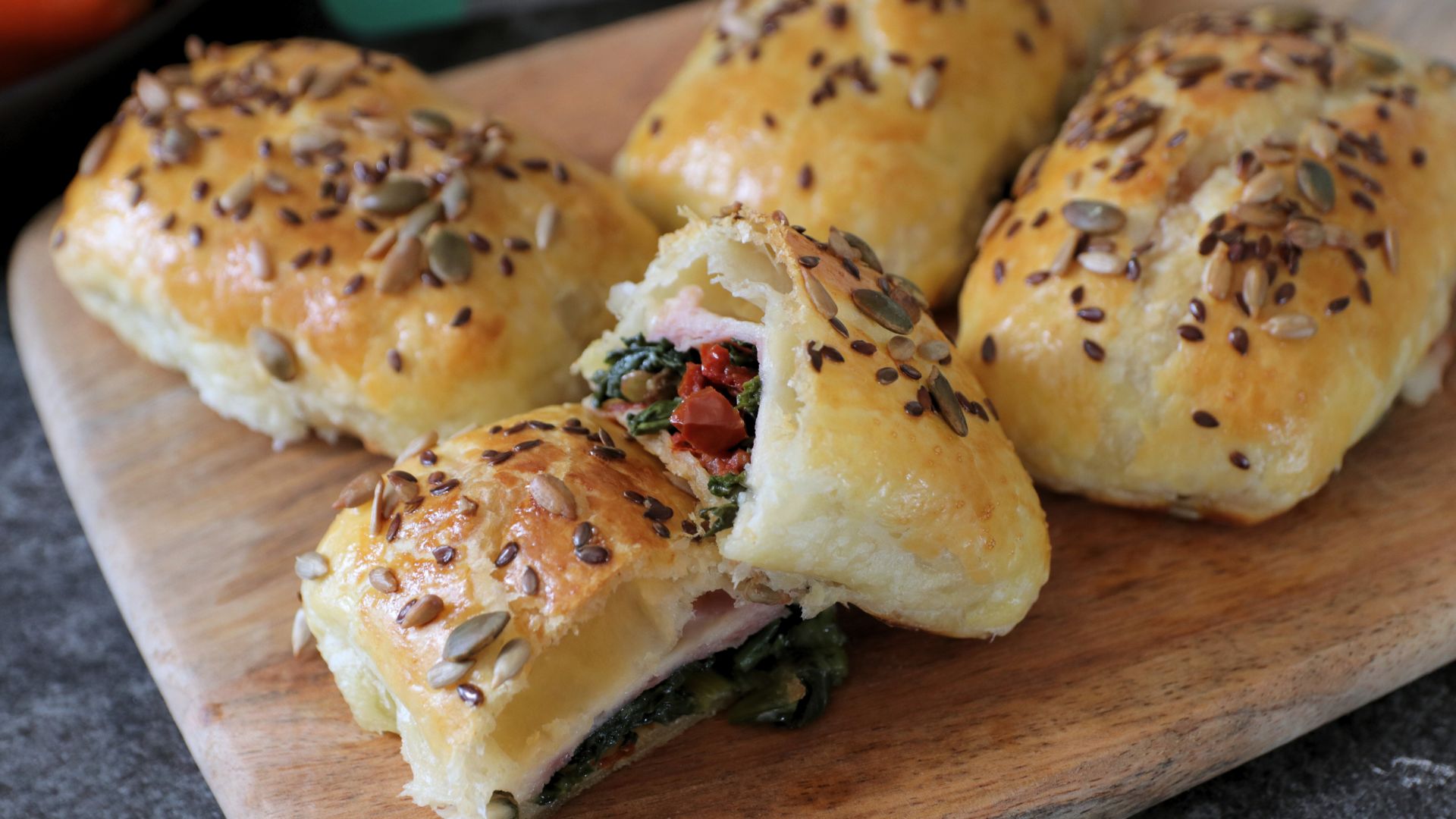 Fagottini di pasta sfoglia con pak choi, prosciutto cotto e Raspadura Bella Lodi