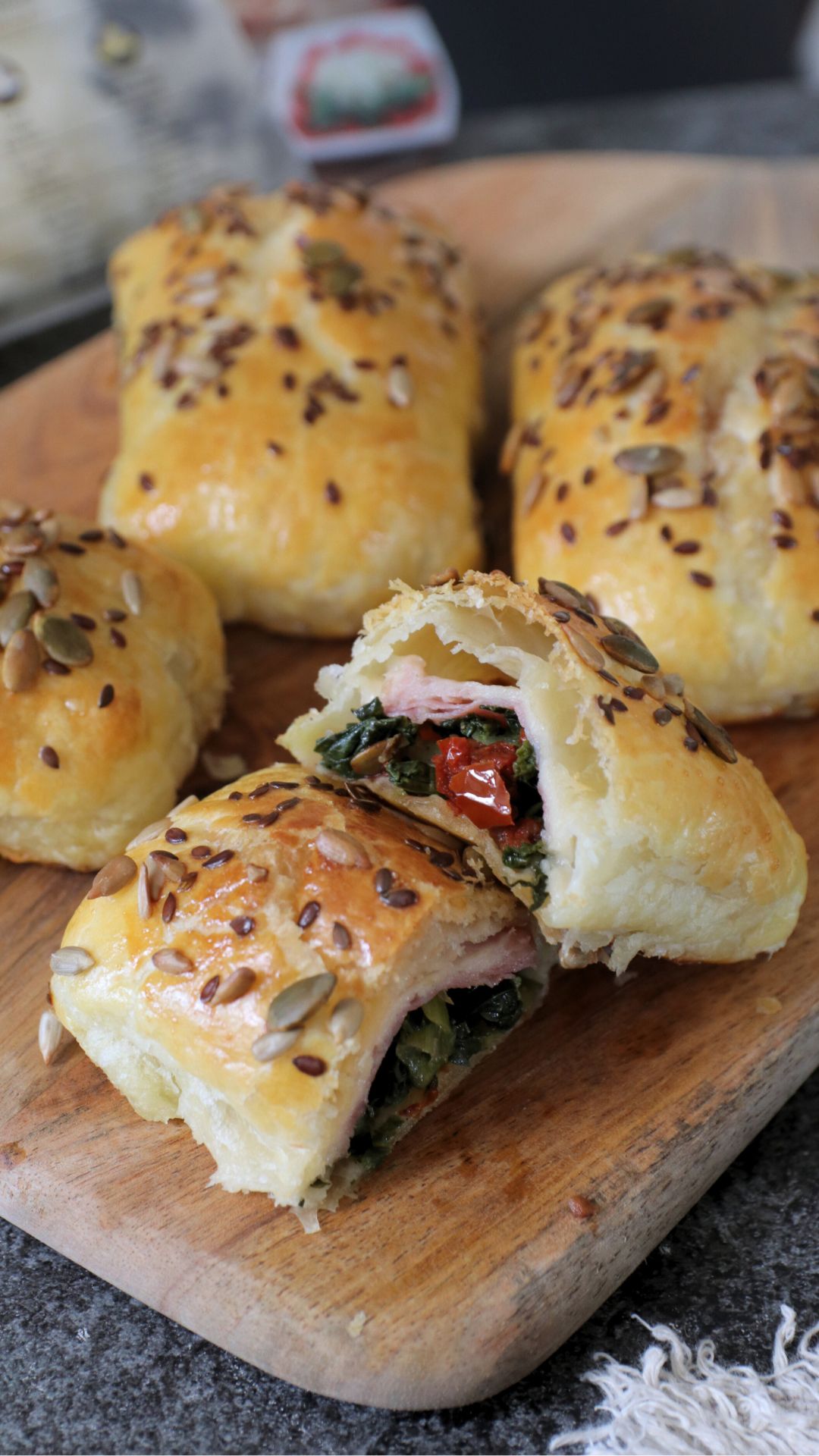 Fagottini di pasta sfoglia con pak choi, prosciutto cotto e Raspadura Bella Lodi