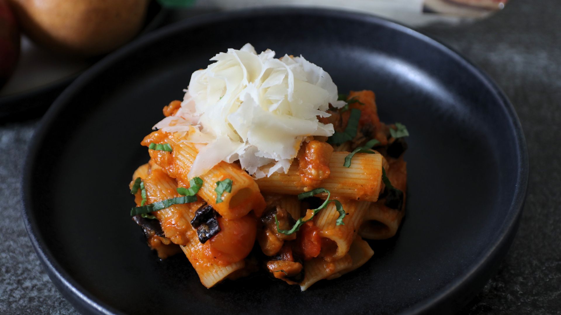 Tortiglioni con melanzane, pomodorini e Raspadura Bella Lodi