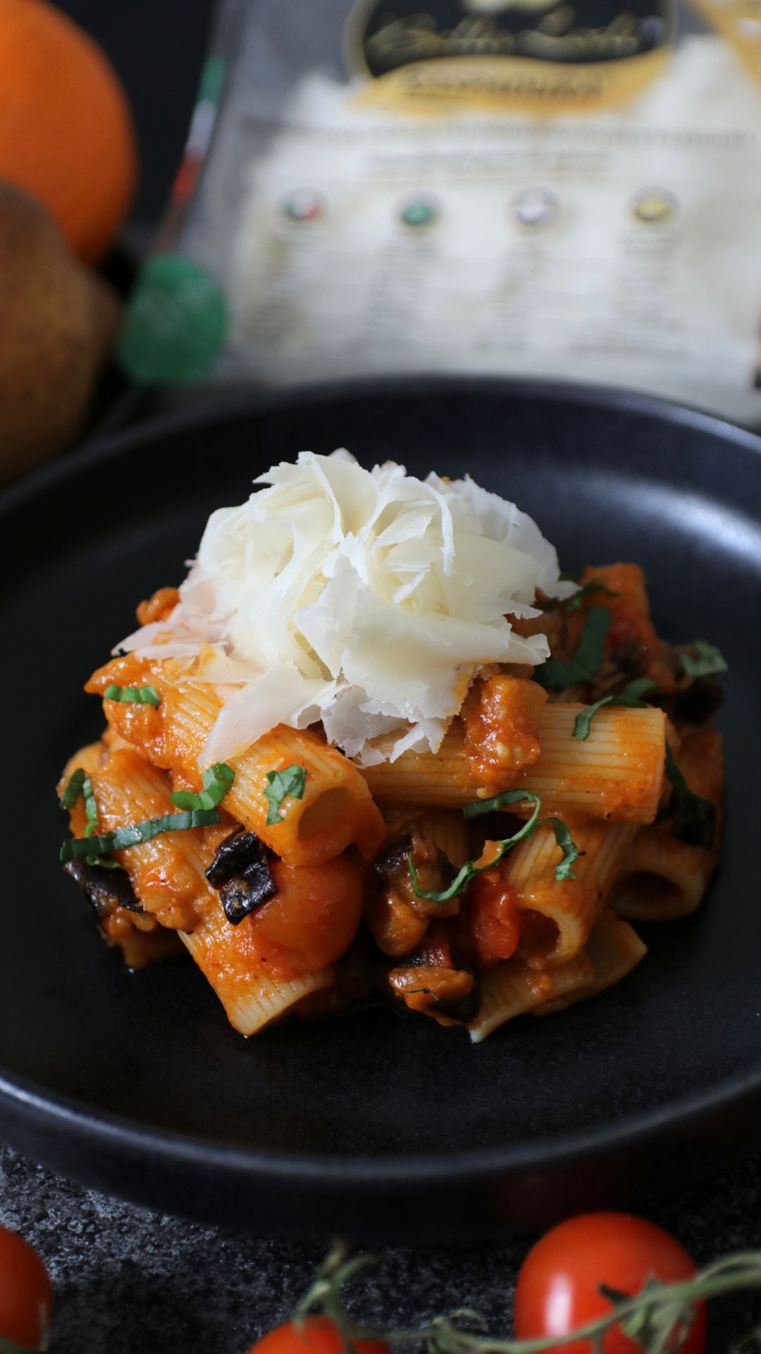 Tortiglioni con melanzane, pomodorini e Raspadura Bella Lodi