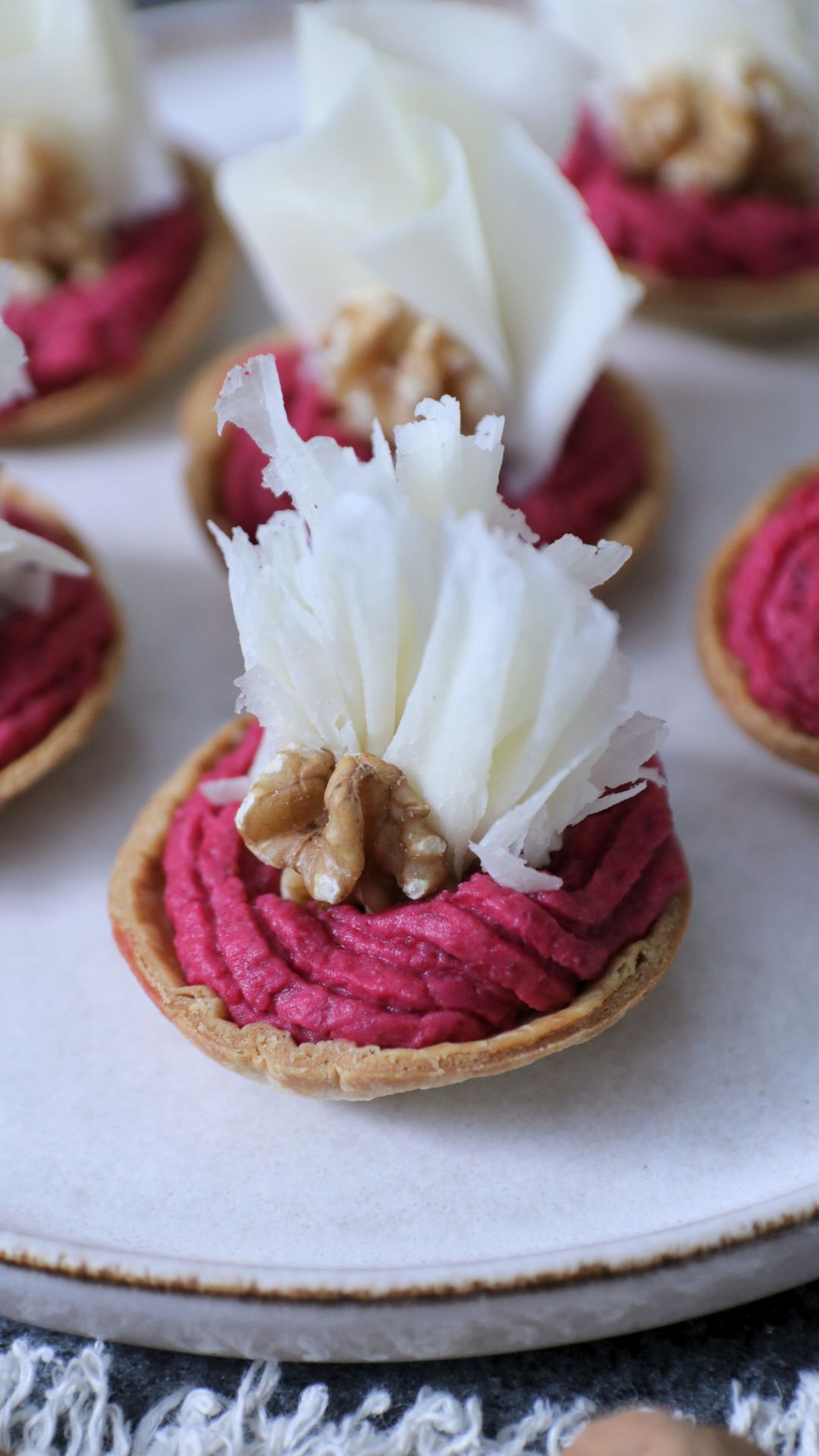 Tartine con hummus alla barbabietola e Raspadura Bella Lodi