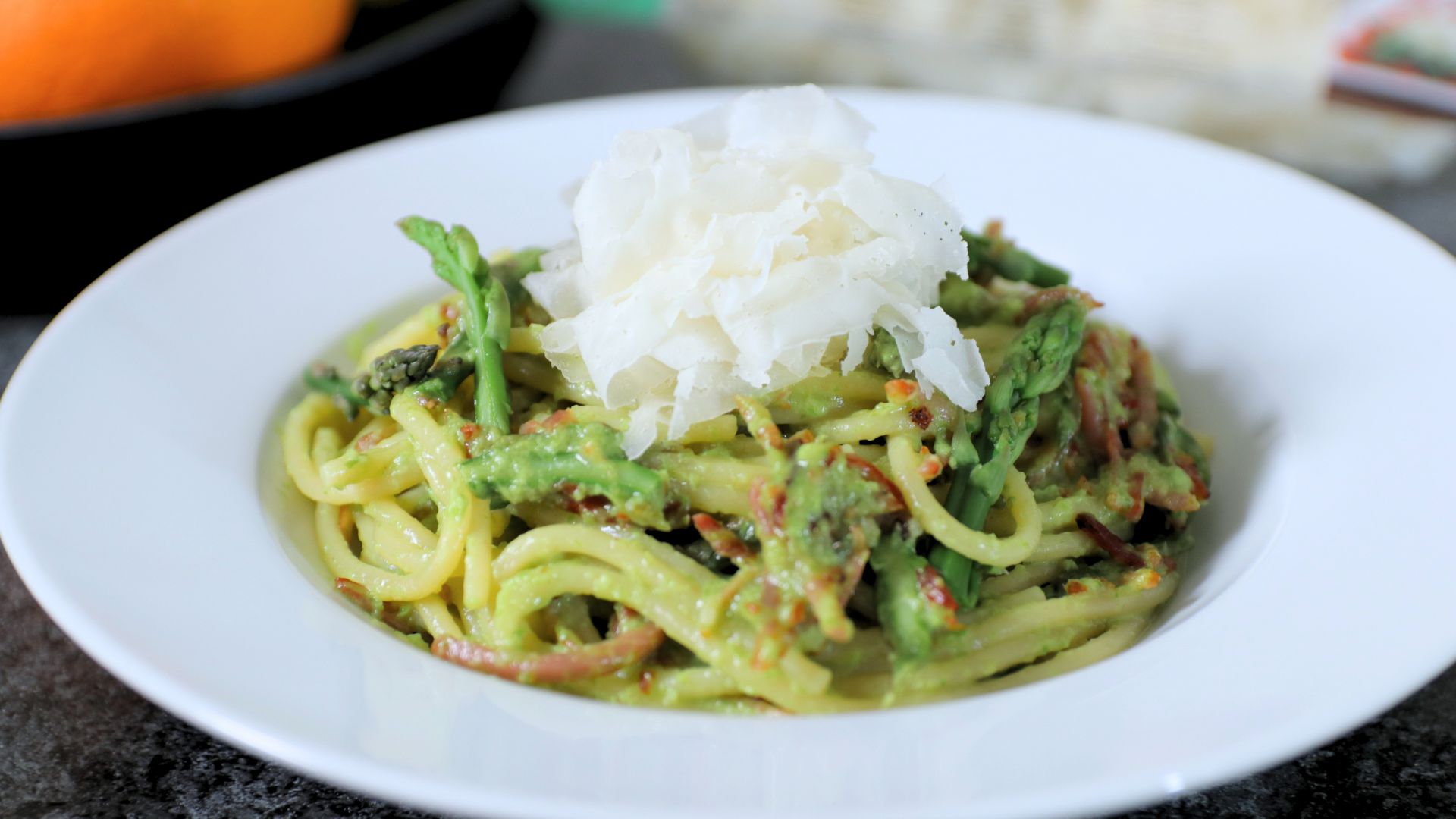 Spaghettoni con crema di asparagi, speck croccante e Raspadura Bella Lodi