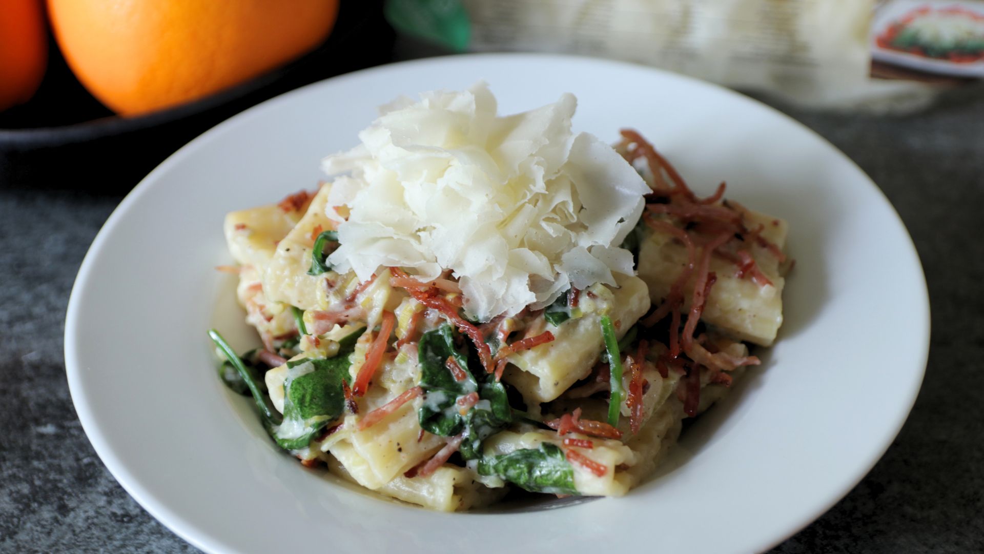 Paccheri cremosi ai porri, speck croccante e Raspadura Bella Lodi