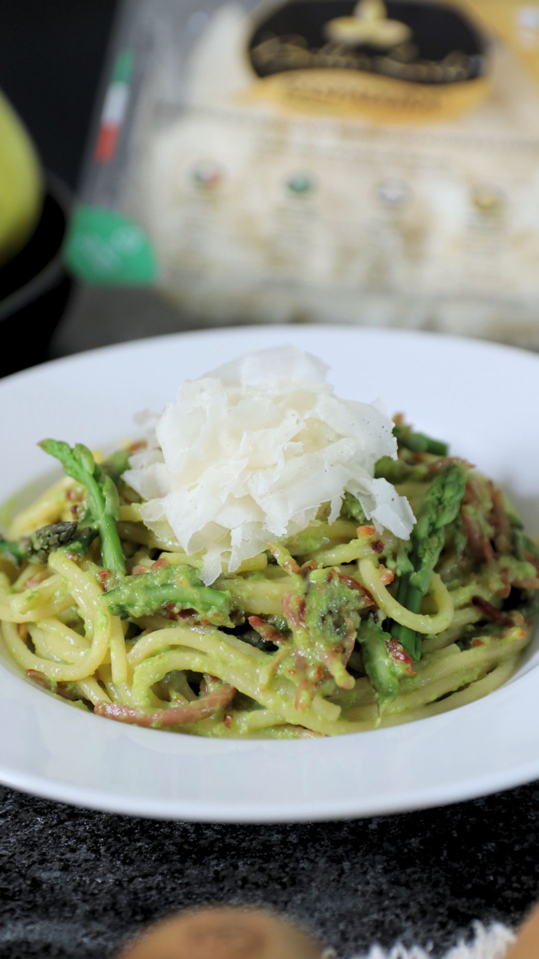 Spaghettoni con crema di asparagi, speck croccante e Raspadura Bella Lodi