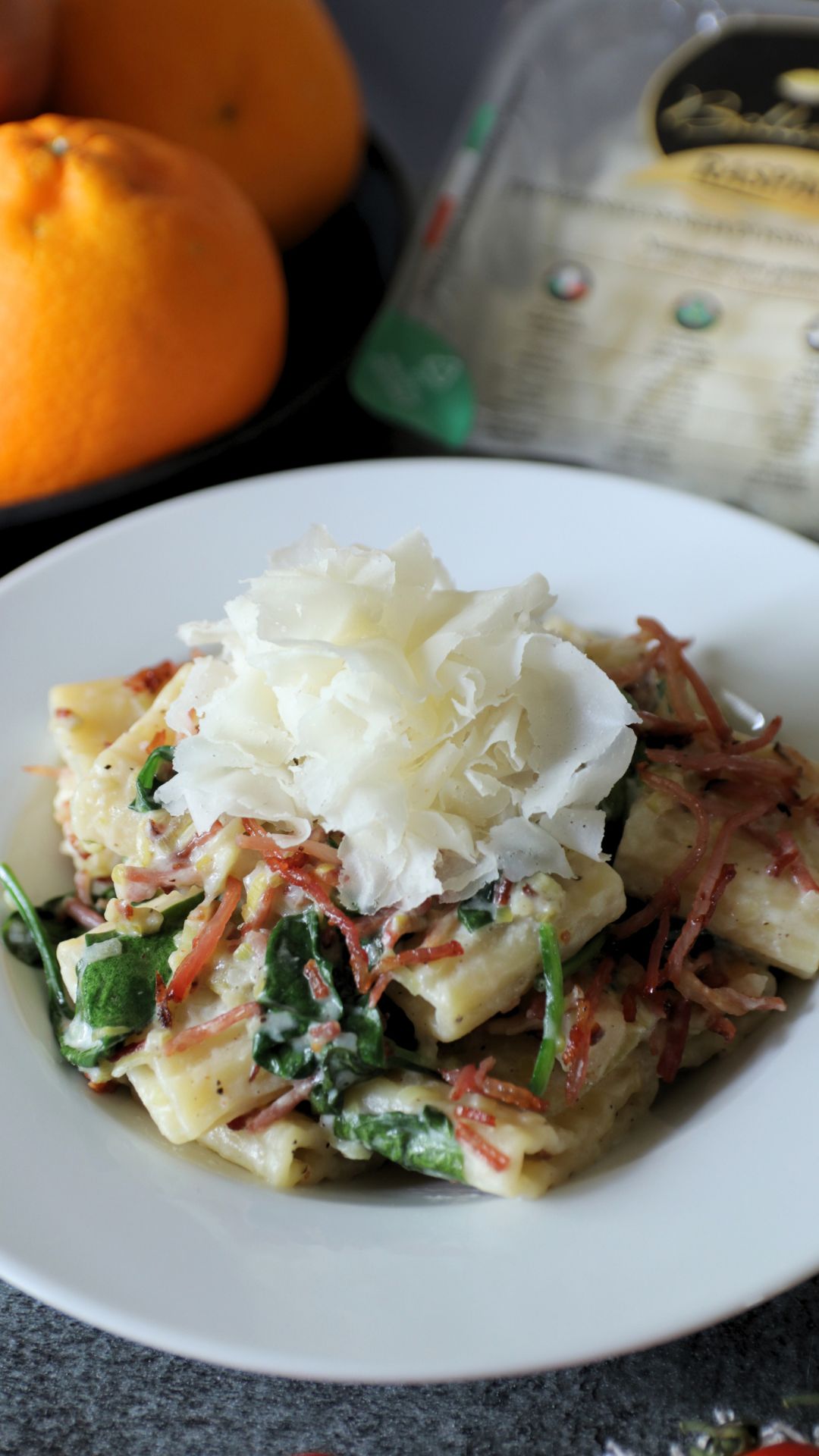 Paccheri cremosi ai porri, speck croccante e Raspadura Bella Lodi