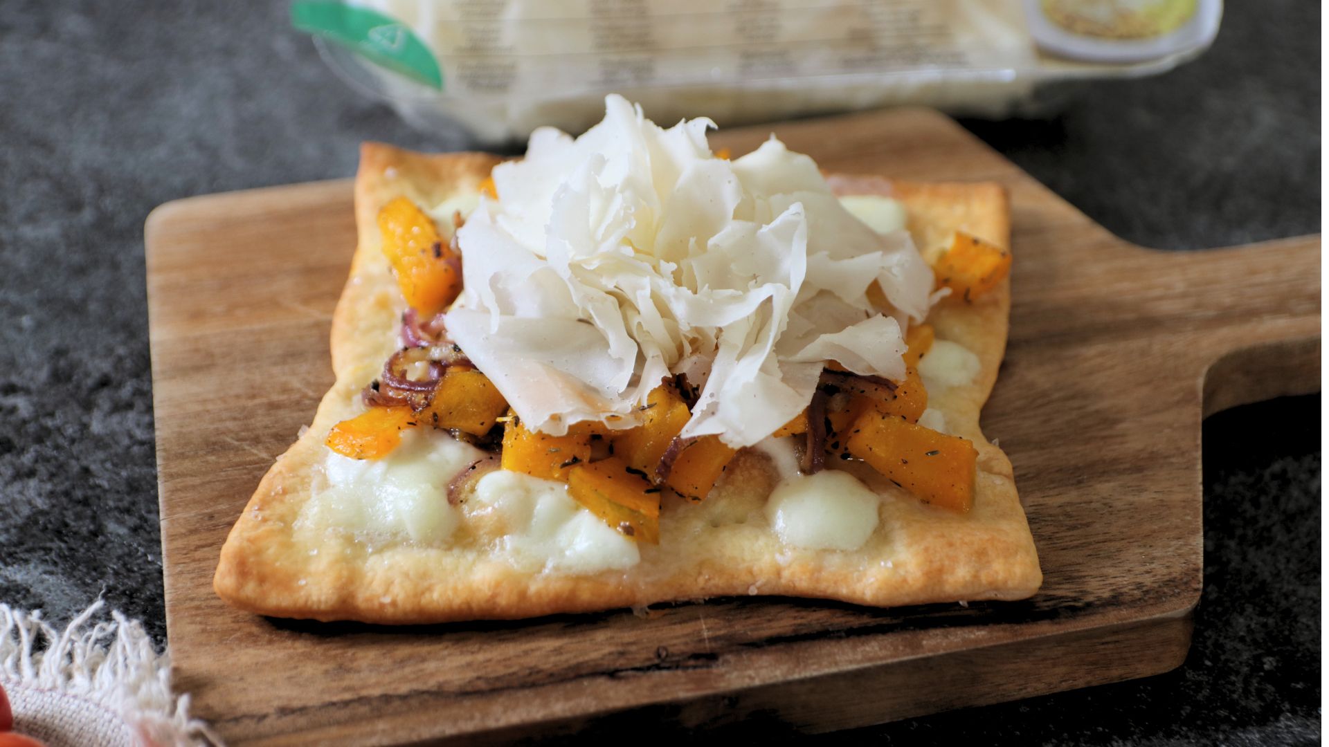 Focaccine rustiche con zucca arrosto, cipolle rosse e Raspadura Bella Lodi