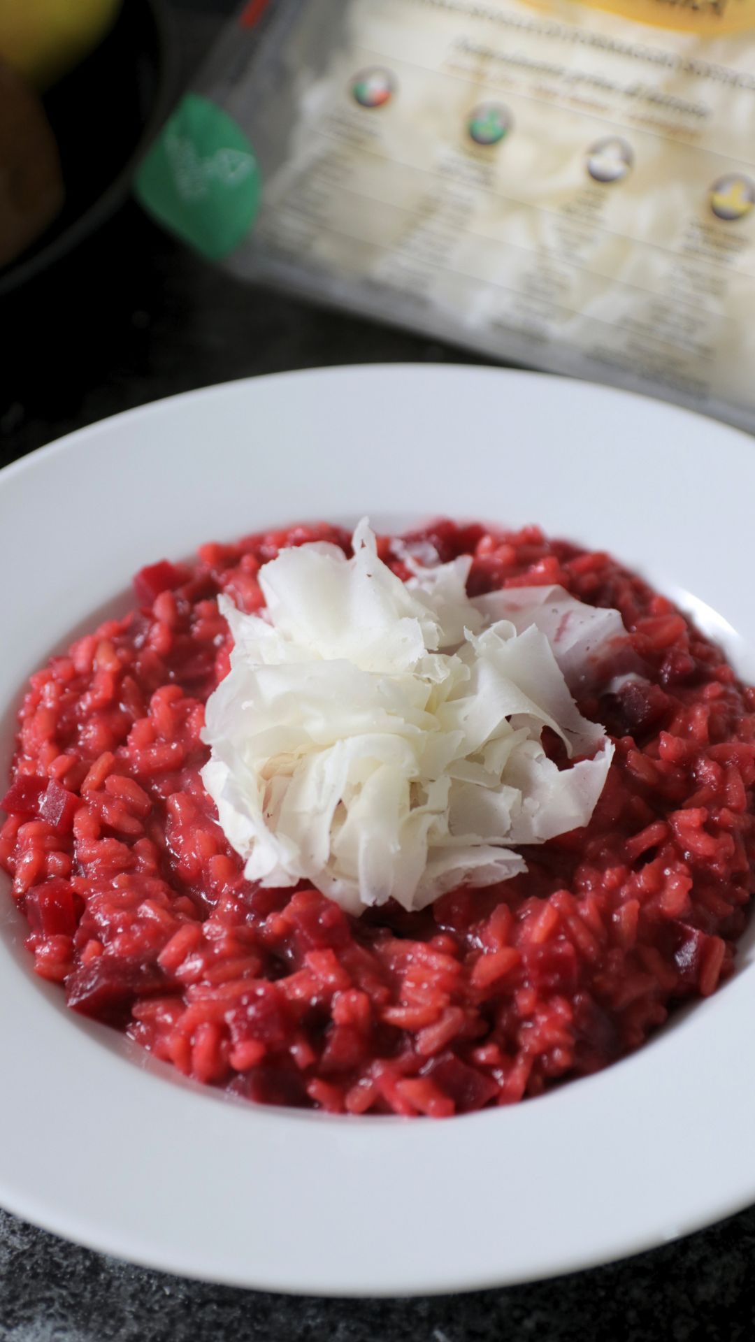 Un risotto scenografico, intenso nei colori e sorprendentemente delicato nei sapori. La barbabietola regala cremosità e profondità, il vino rosso aggiunge carattere e la Raspadura Bella Lodi completa il piatto con leggerezza ed eleganza. Una ricetta semplice da preparare ma capace di lasciare il segno.