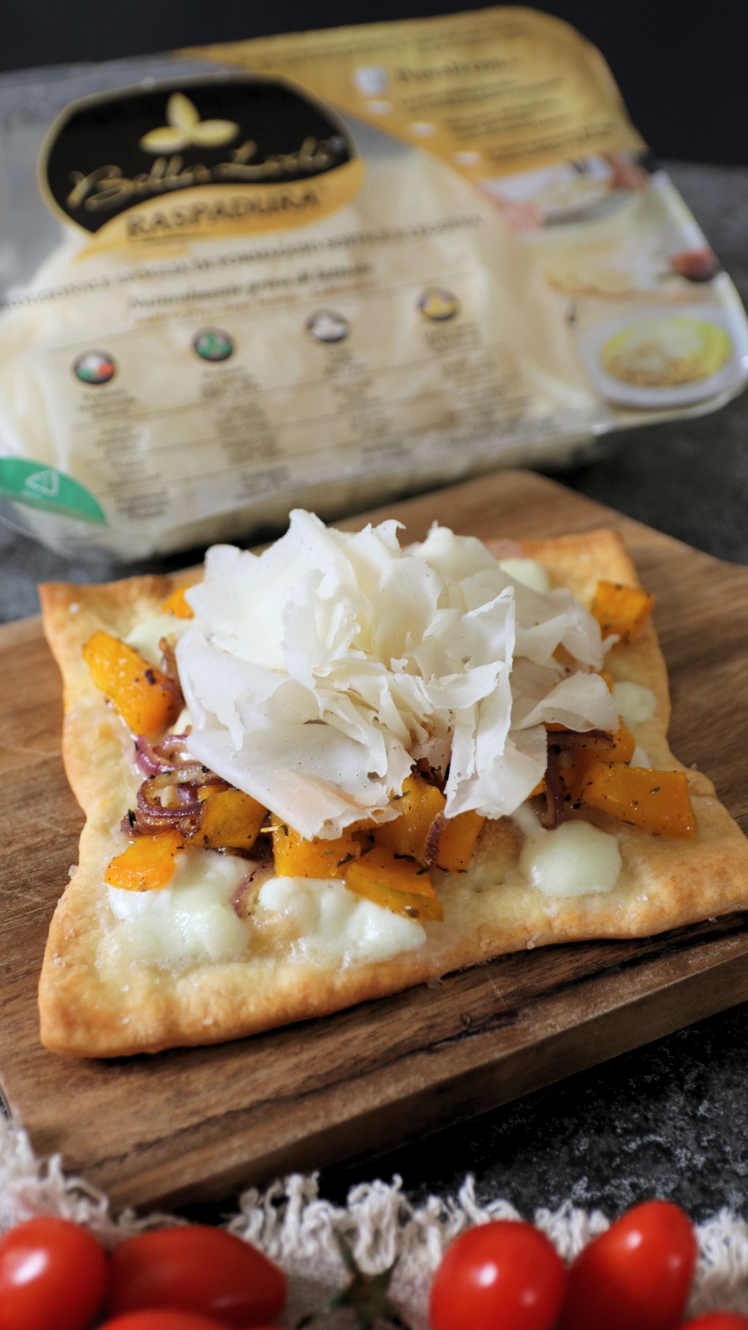 Focaccine rustiche con zucca arrosto, cipolle rosse e Raspadura Bella Lodi
