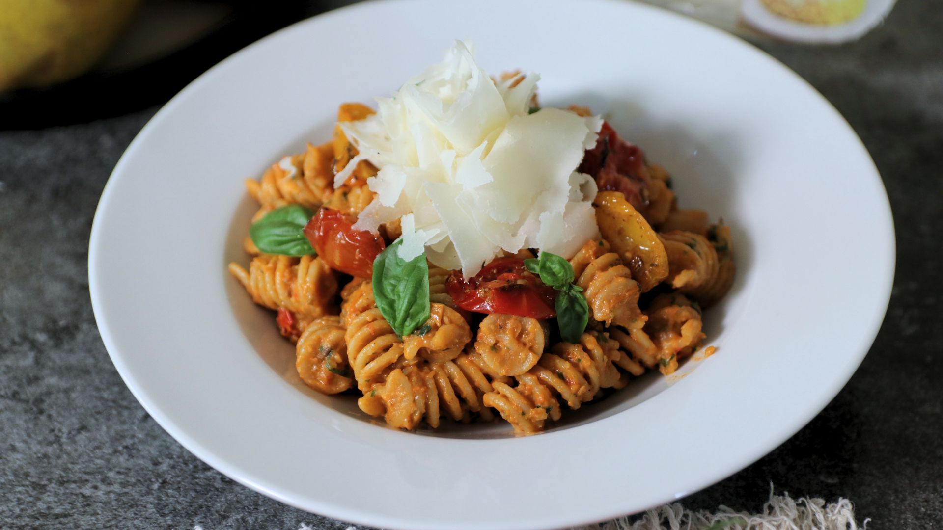 Eliche con crema di pomodorini arrosto e Raspadura Bella Lodi
