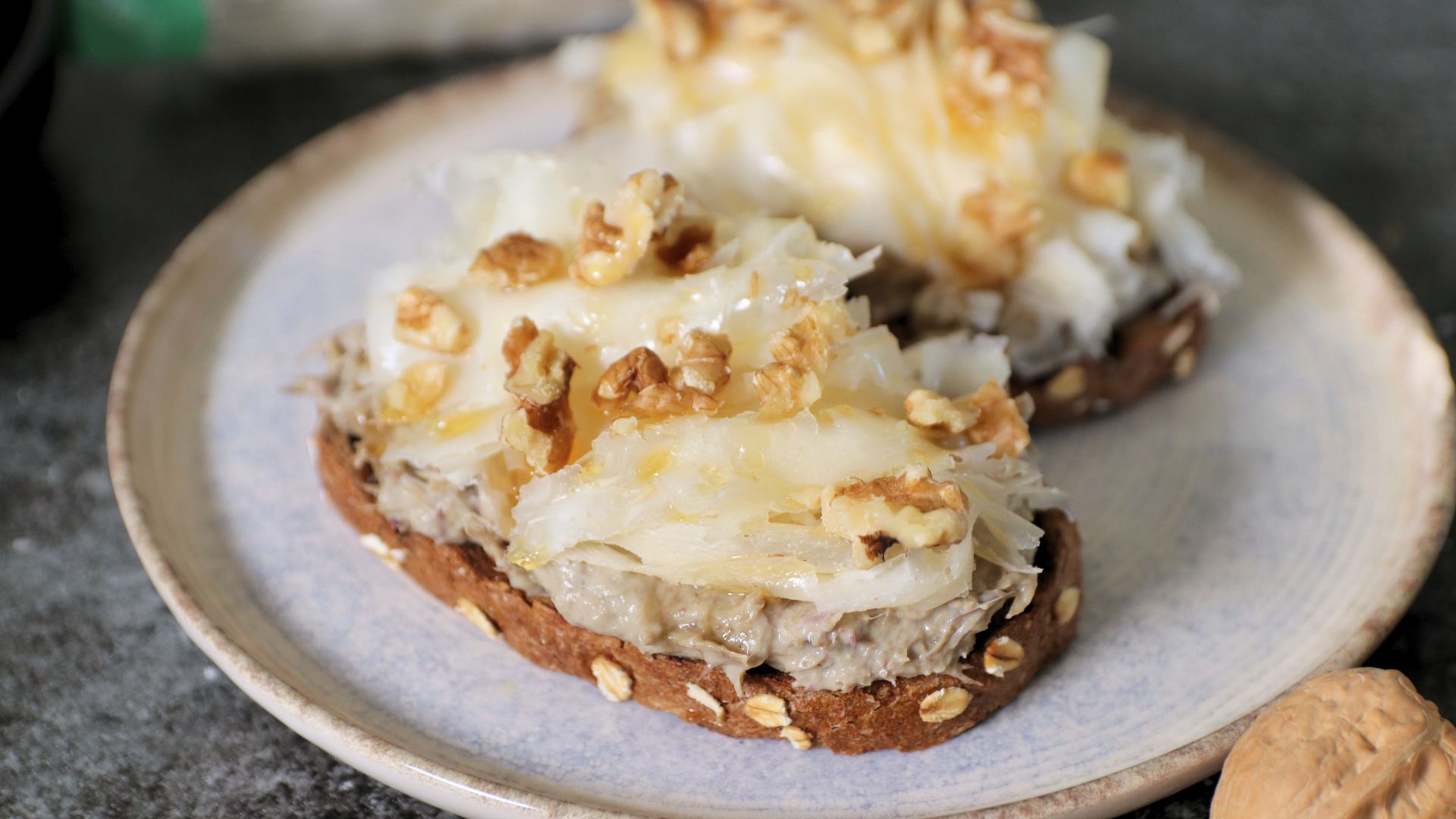 Crostone di segale con crema di carciofi e Raspadura Bella Lodi