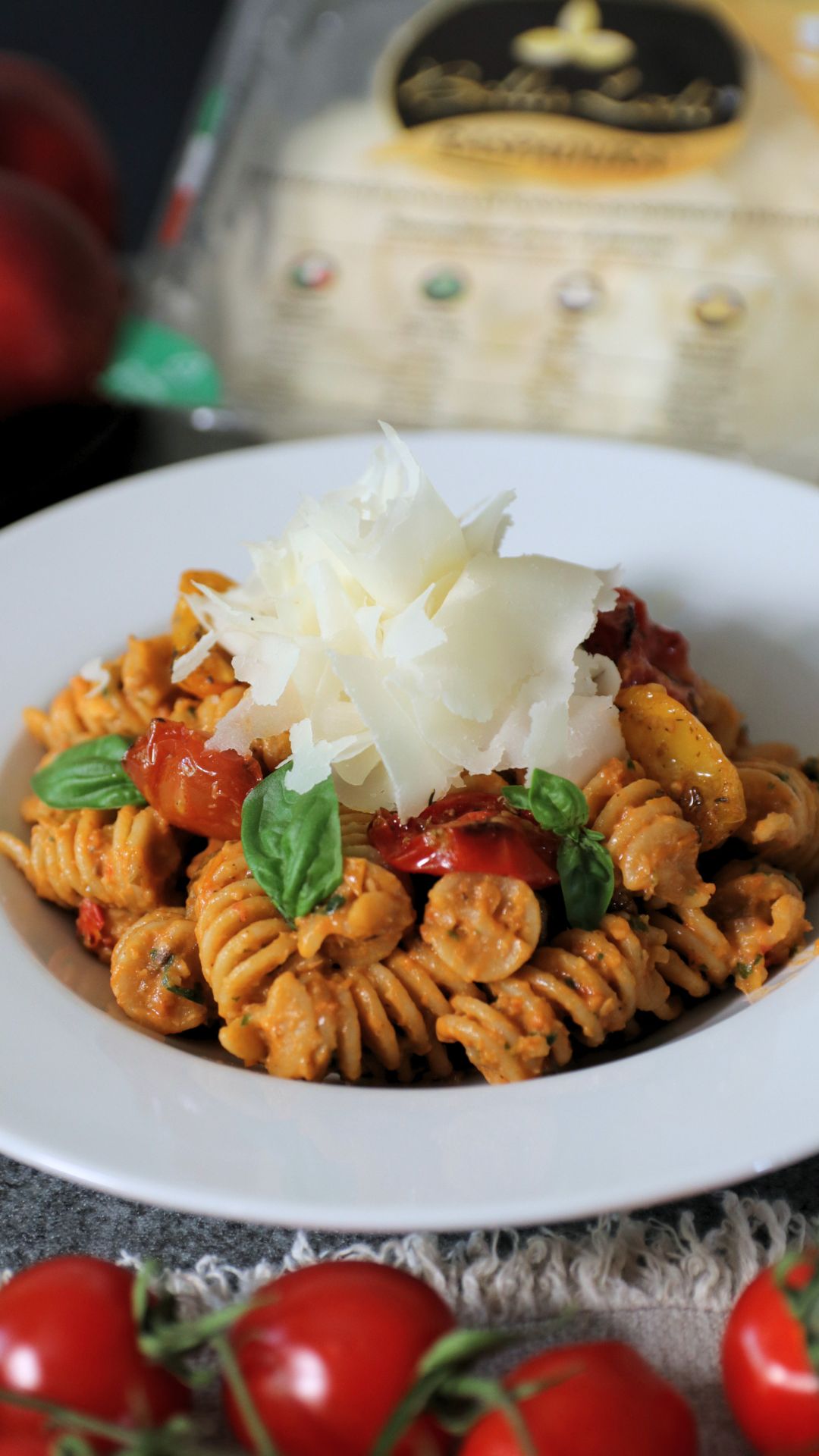 Eliche con crema di pomodorini arrosto e Raspadura Bella Lodi