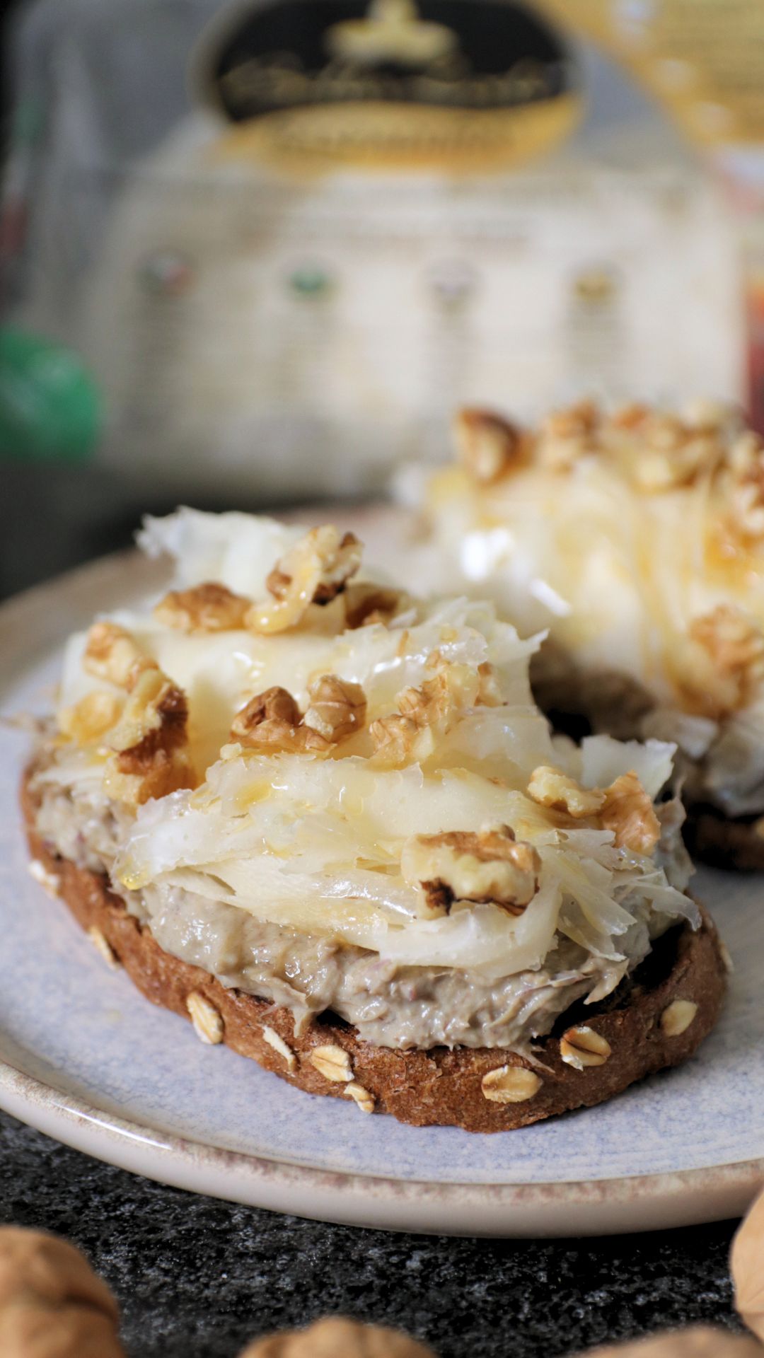 Bella Lodi Grattugiato 40 g Raspadura Bella Lodi q.b. Carciofi 4 Ricotta 100 g Pane di segale 2–4 fette Cipolla rossa ½ Noci q.b. Miele di castagno q.b. Olio extravergine d’oliva 6 cucchiai circa Sale e pepe q.b.