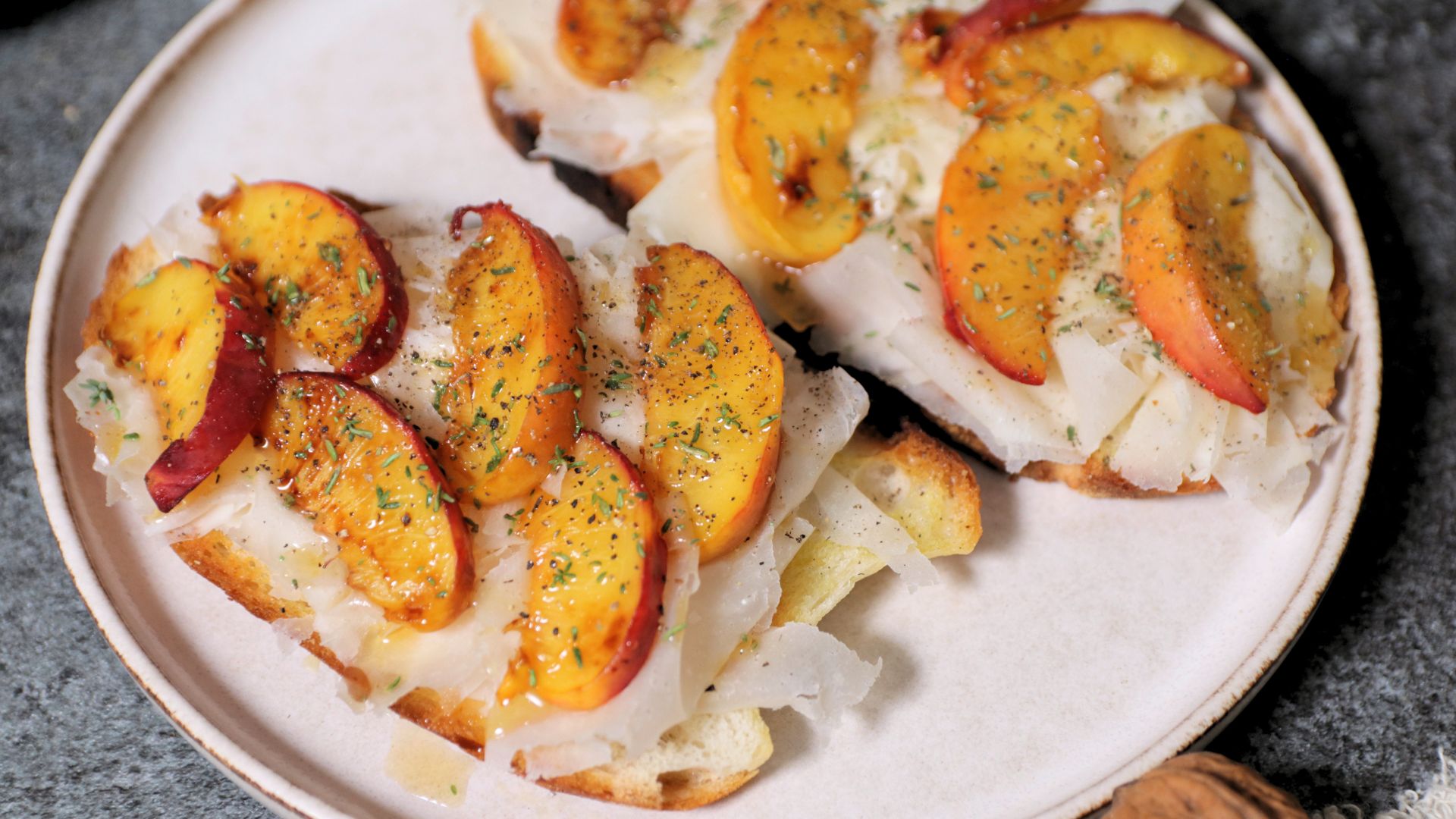 Bruschetta con pesche grigliate, miele di castagno e Raspadura Bella Lodi