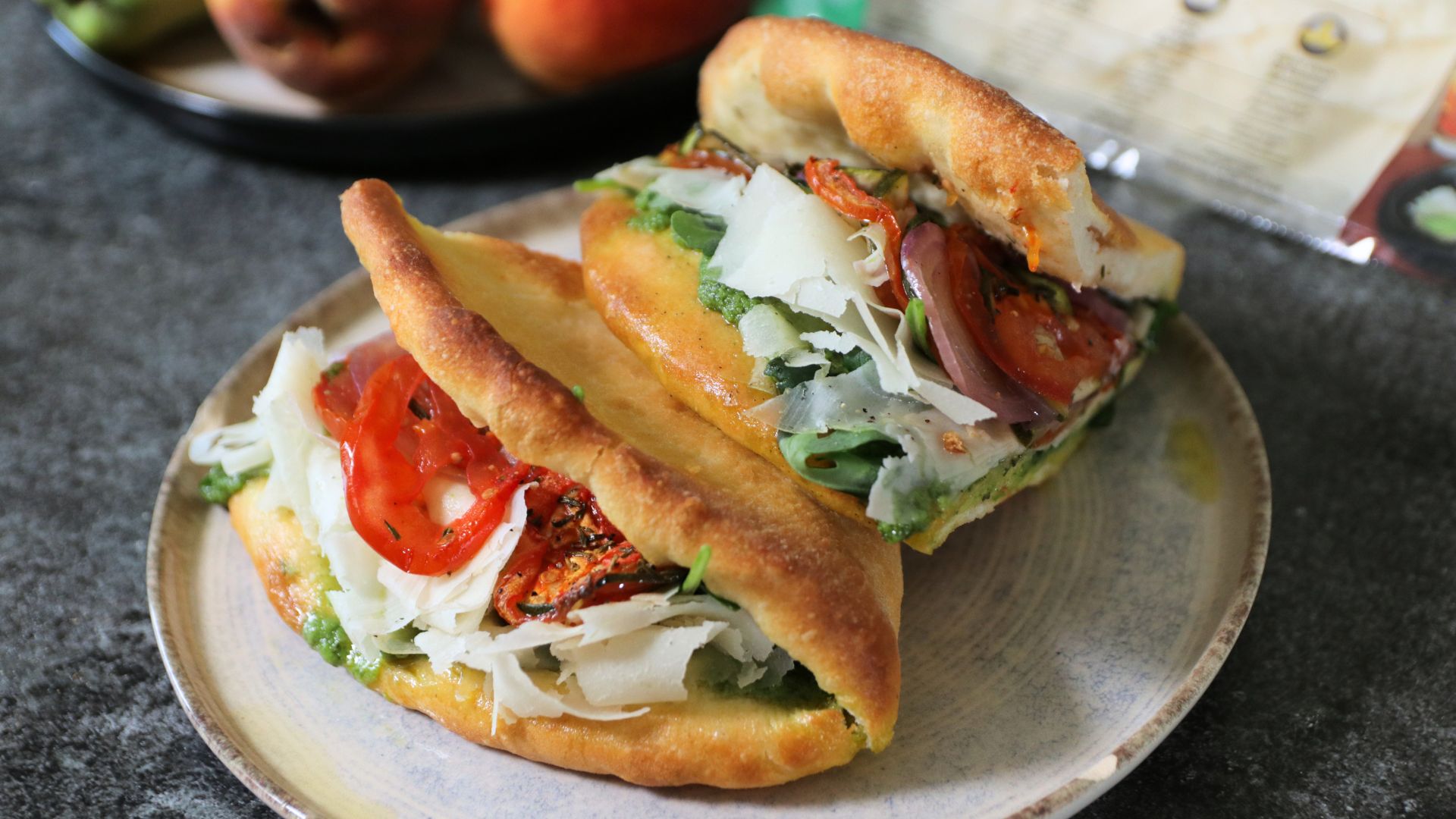 Pizza ripiena croccante con verdure al forno, pesto e Raspadura Bella Lodi