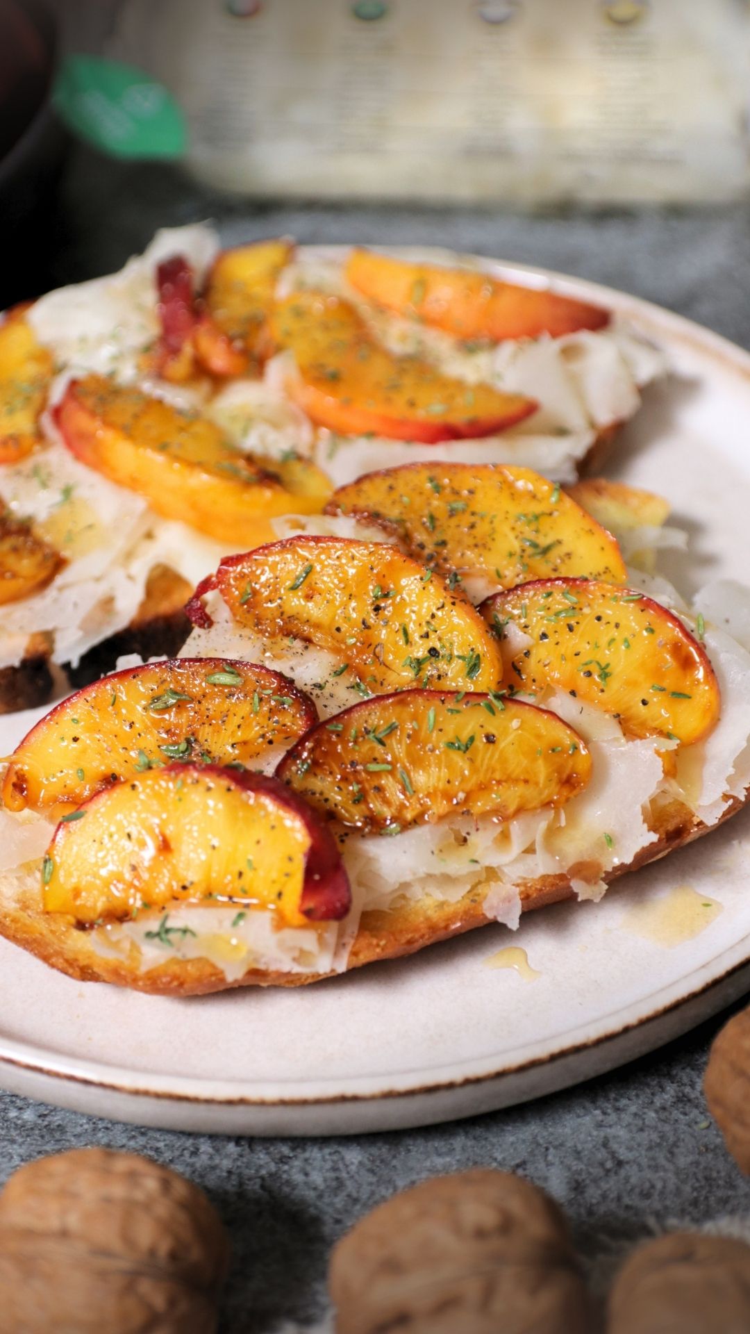 Bruschetta con pesche grigliate, miele di castagno e Raspadura Bella Lodi
