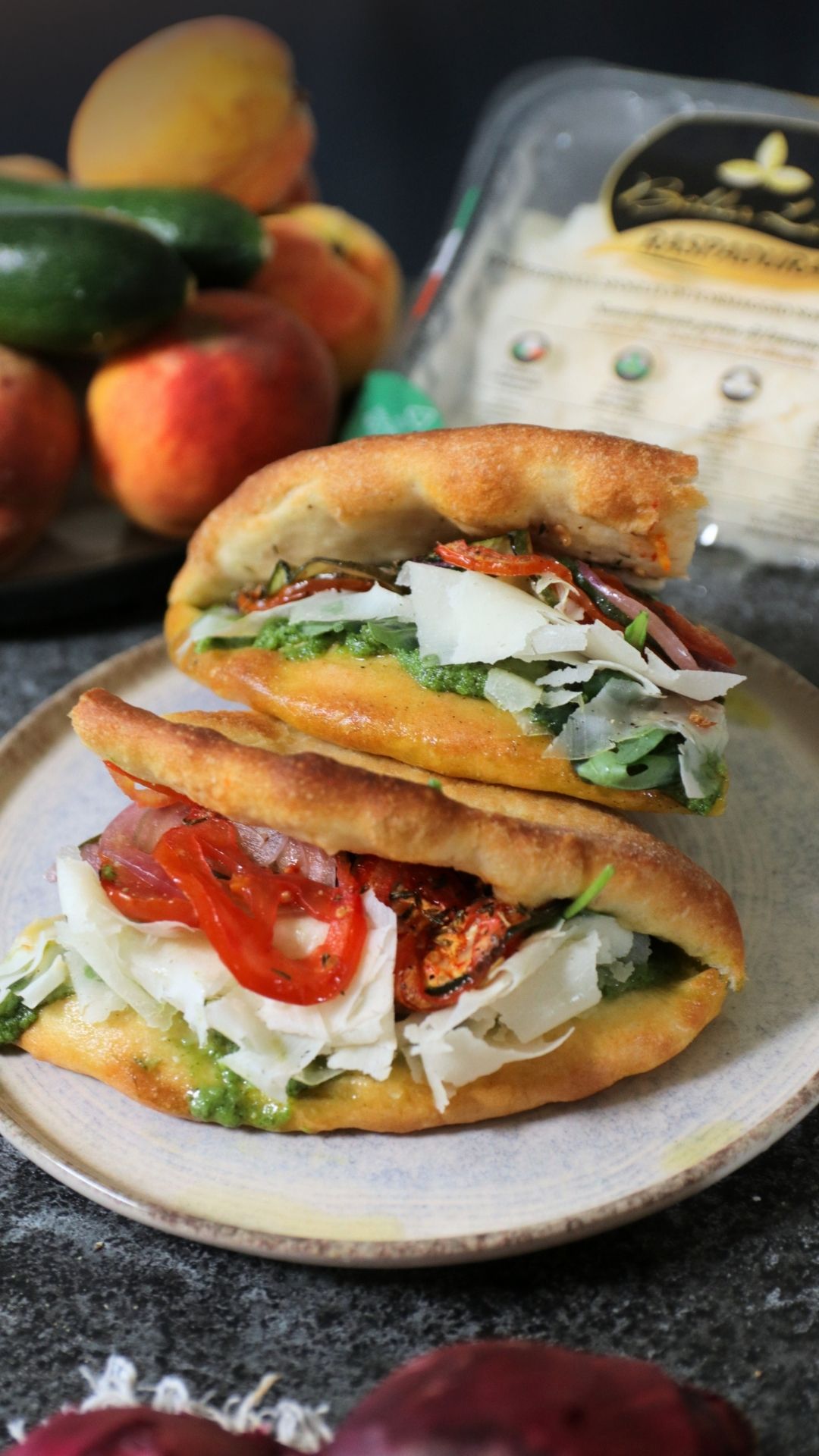 Pizza ripiena croccante con verdure al forno, pesto e Raspadura Bella Lodi