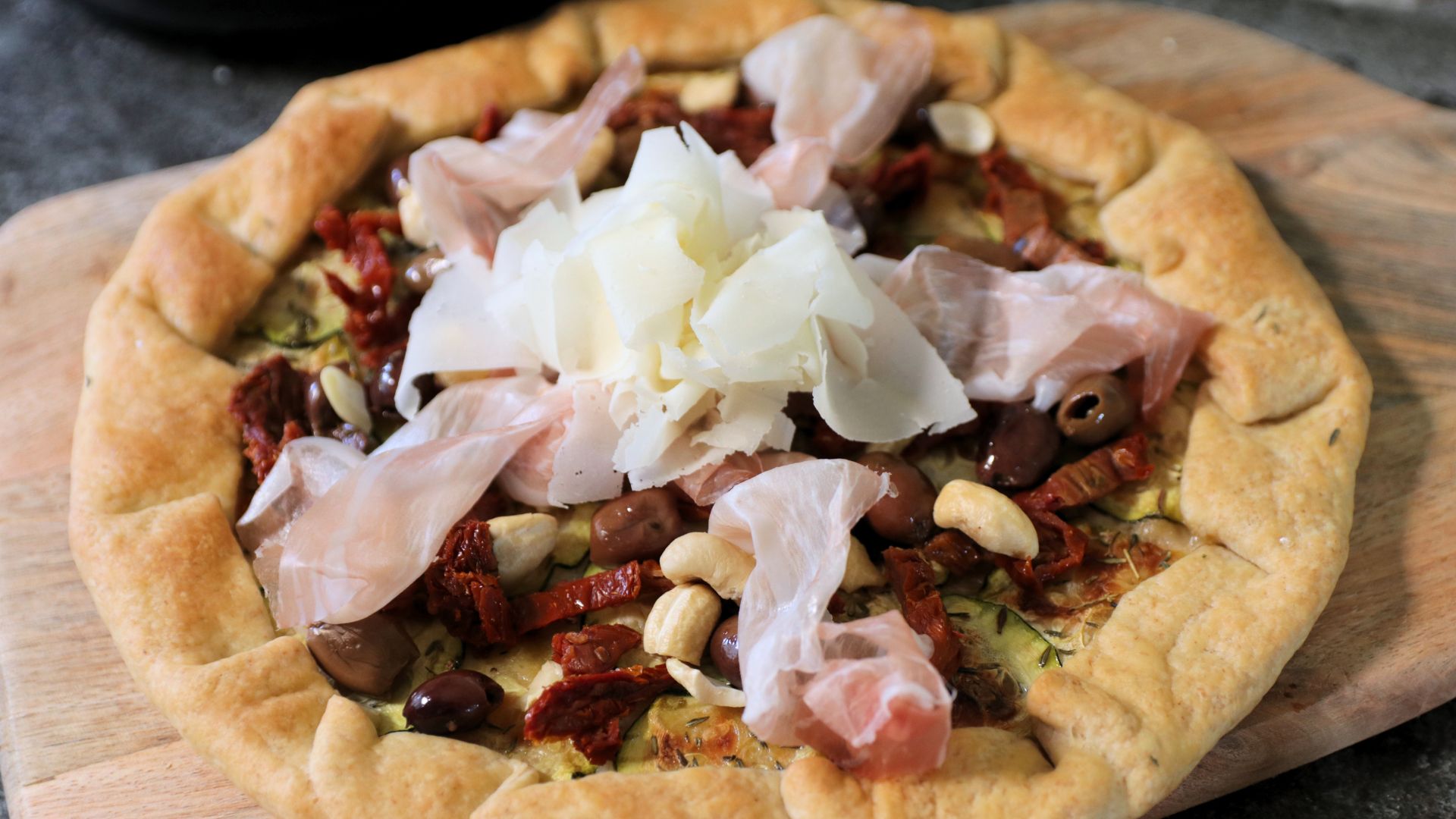 Torta salata con zucchine, pomodori secchi e Raspadura Bella Lodi