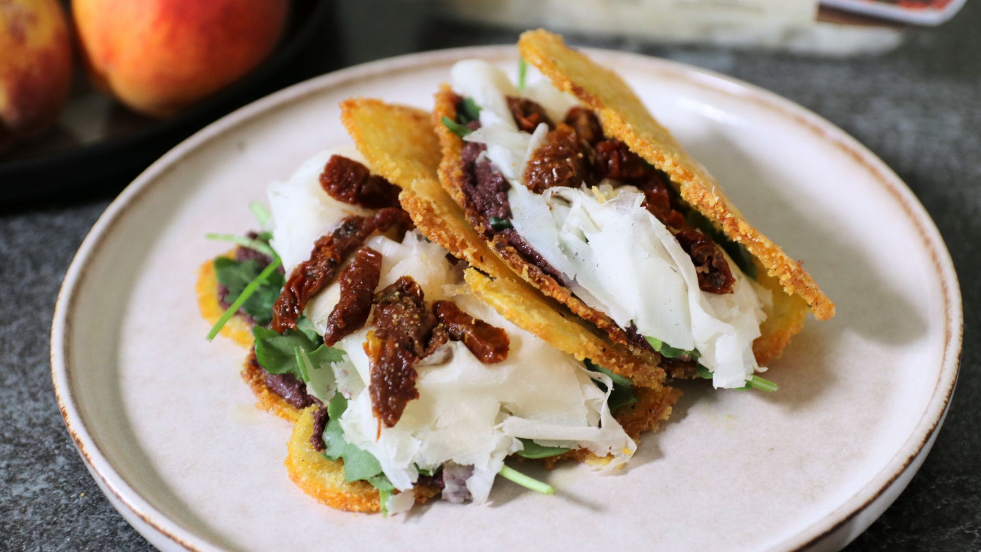 Cialda di patate ripiena con pat&eacute; di olive, pomodori secchi e Raspadura Bella Lodi