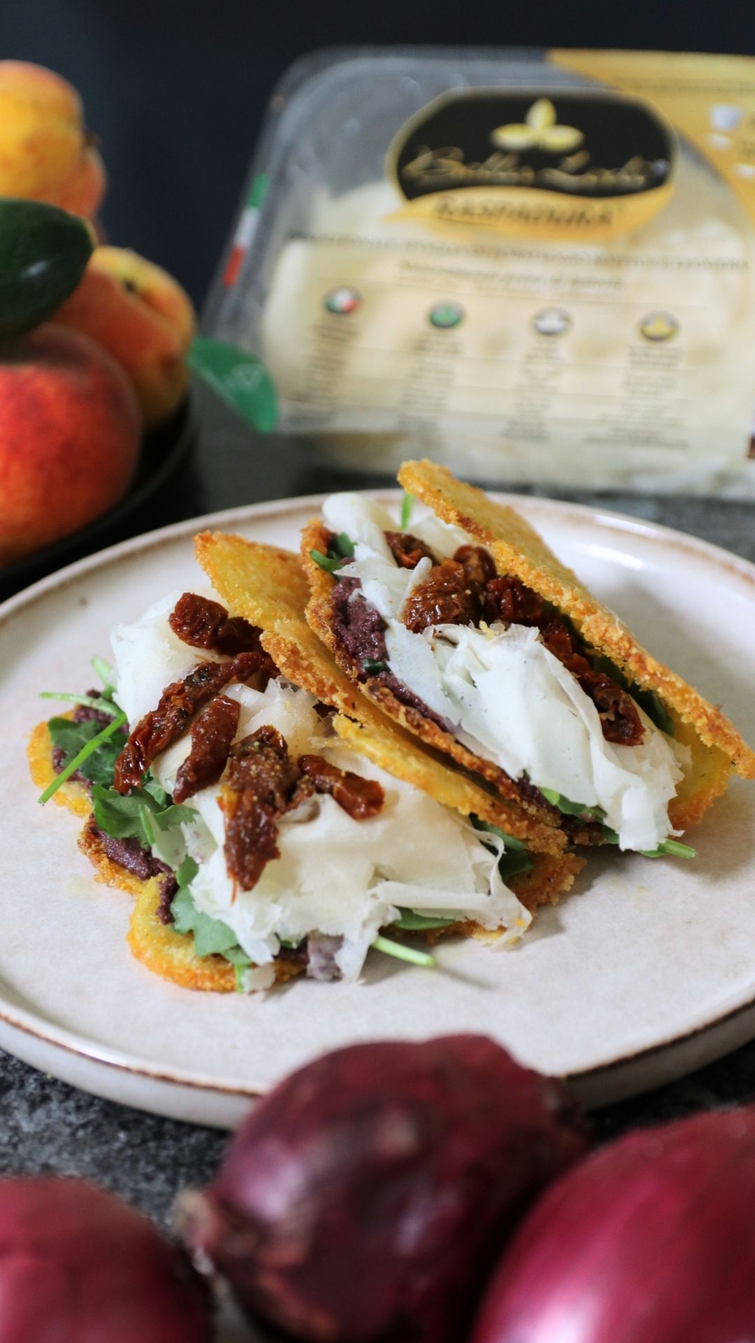 Cialda di patate ripiena con paté di olive, pomodori secchi e Raspadura Bella Lodi