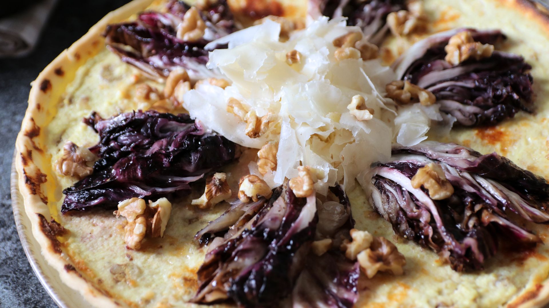 Torta salata con ricotta, radicchio, noci e Raspadura Bella Lodi