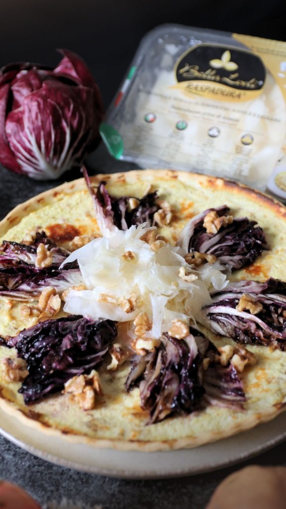 Torta salata con ricotta, radicchio, noci e Raspadura Bella Lodi