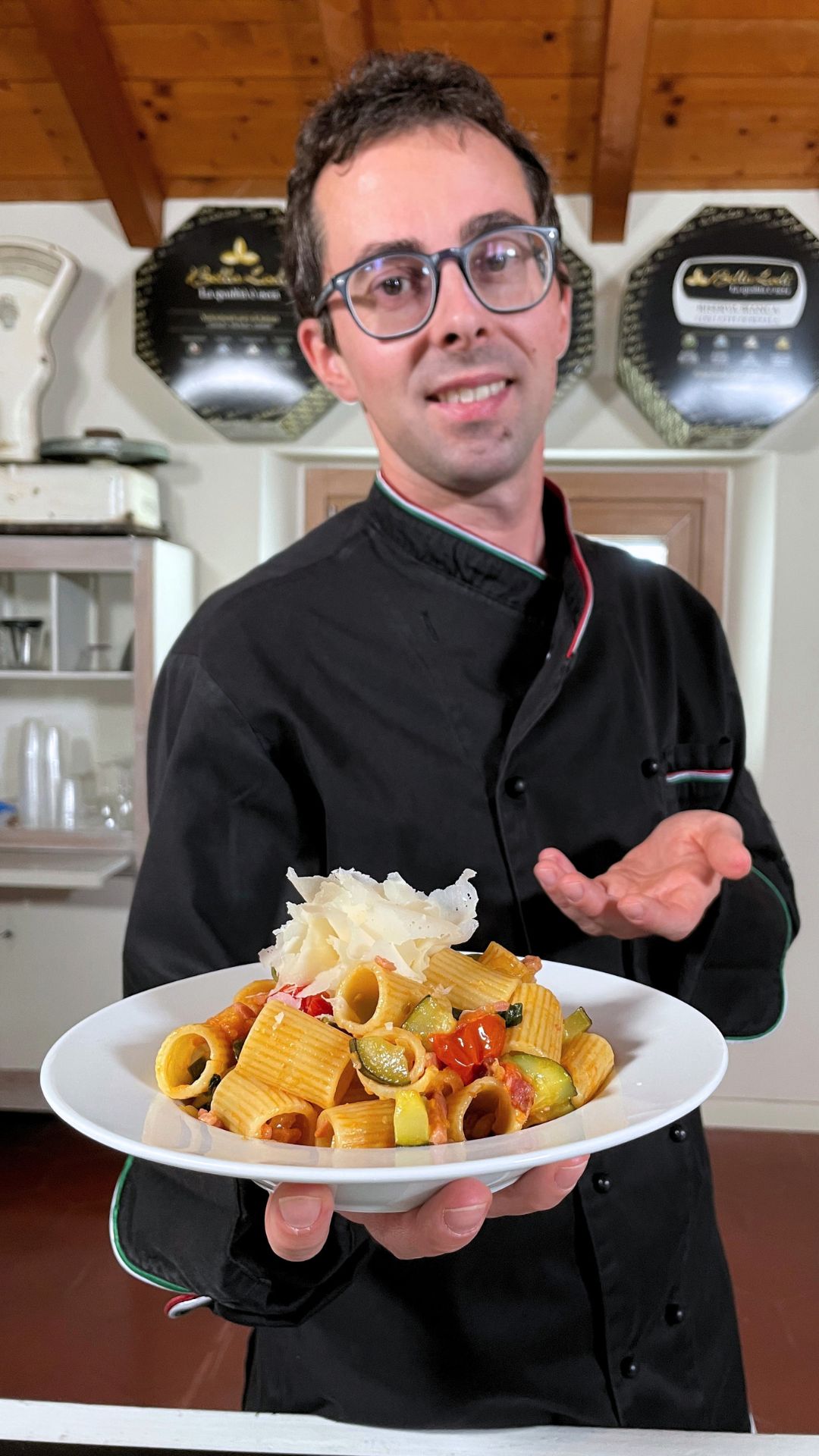 Mezze maniche con speck, zucchine, pomodorini e Raspadura Bella Lodi